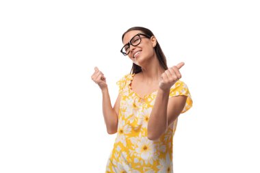 Gözlüklü çekici genç bir kadın eliyle klas bir görüntü sergiliyor..