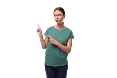 Genç esmer kadın şüpheli bir şekilde elini yana uzatıyor..