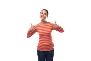 Çizgili turuncu bluz ve beyaz arka planda kot giyen zeki, zayıf esmer kadın..