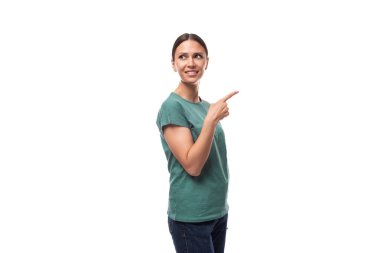 Esmer, beyaz bir kadının portresi, sıradan bir görünüm içinde elleri başka yönleri işaret ediyor..