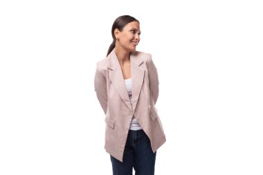 At kuyruklu başarılı iş kadını beyaz arka planda bej ceket giyiyor..