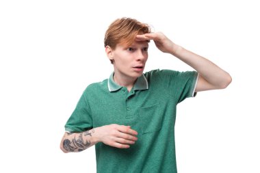 Genç, şaşkın, kızıl saçlı, şık saçlı Avrupalı bir adam. Gözleri açık görünüyor..