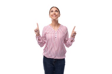 Çizgili bluz giymiş at kuyruklu esmer sekreter kadın haberleri sunuyor..