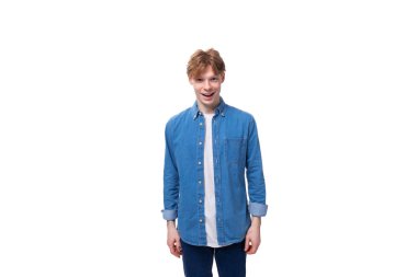 Beyaz arka planda, kırmızı saçlı, mavi tişörtlü, fotokopi alanı olan genç beyaz bir adam..