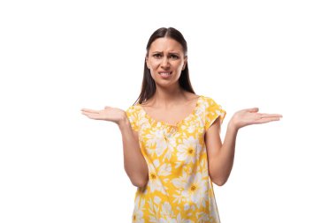 Genç şık esmer kadın kuşkular yolluyor ve kafası karışıyor..