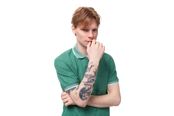 年轻聪明的红头发男子穿着绿色的T恤 背对着带有复制空间的背景 生活方式概念 — 图库照片