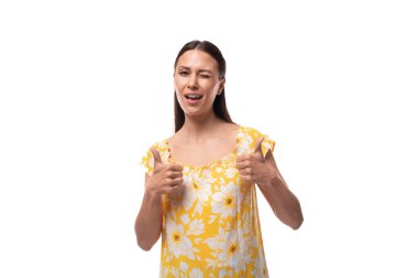 Yaz sarısı tişört giymiş ince esmer kadın eliyle sınıfı gösteriyor..