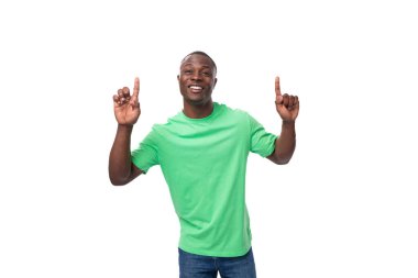 Açık yeşil tişört giymiş 30 yaşındaki Afrikalı bir adam ilan veriyor..