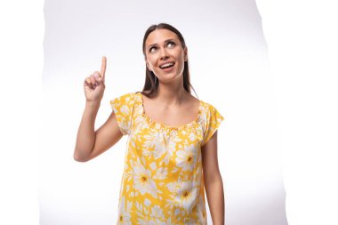 Yaz sarısı tişört giymiş genç, güzel esmer kadın bu düşünceyi hatırlıyor..