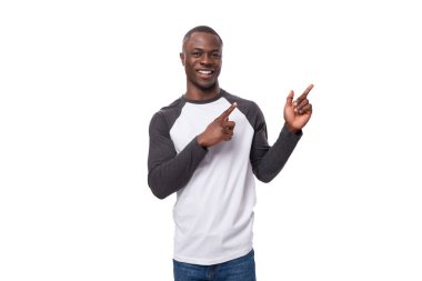 Genç amerikalı adam rastgele giyinmiş, ellerini reklam alanına uzatmış..