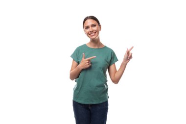 Sevimli, cana yakın, narin, yeşil tişörtlü esmer kadın işaret parmağıyla işaret ediyor..