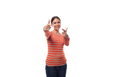 Siyah saçlı, çizgili turuncu kazak giymiş beyaz arka planda fotokopi alanı olan hoş beyaz bir kadın..