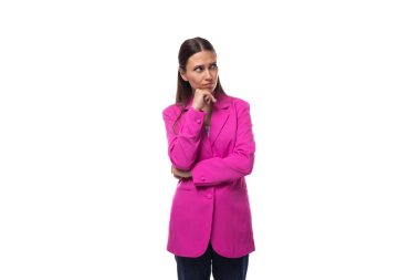 Genç, zeki, esmer, patron, kırmızı ceketli kadın..