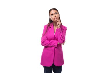 Pembe ceketli genç patron kadın düşünceli bir şekilde beyaz arka planda duruyor..