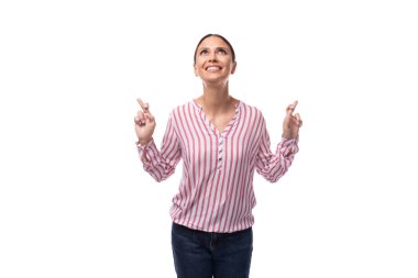 Gömlek giymiş genç esmer ofis çalışanı ellerini yana doğru gösteriyor. reklam kavramı.