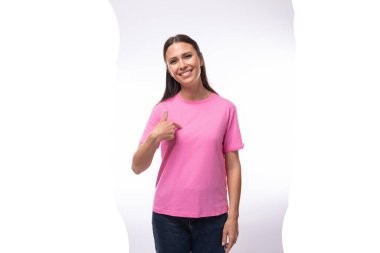 Pembe tişört giymiş esmer bir kadın. Parmak izi modeli..