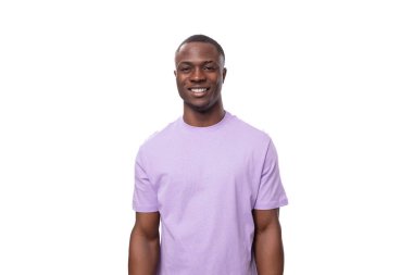 Kısa saçlı, leylak rengi tişörtlü, sevimli bir Afrikalı..