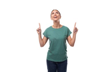 Yeşil tişört giymiş, kendine güvenen, ince bir kadın parmak izi modeliyle dikkat çekiyor..