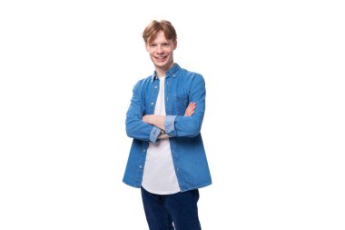 Genç, otantik, beyaz, altın sarısı, kırmızı saçlı, mavi gömlekli bir adam..