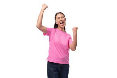Genç, güzel, düz siyah saçlı, pembe tişörtlü bir kadın neşe duyuyor..