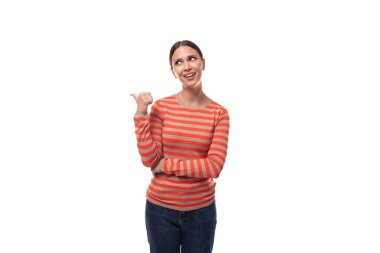 Dikkat çekmek için işaret parmağıyla turuncu kazak giyen siyah saçlı güzel bir yetişkin kadın..