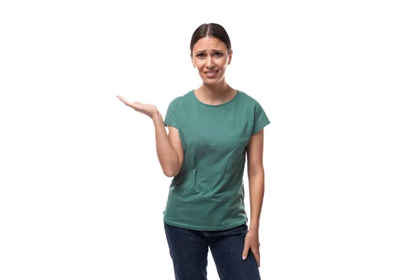 Young Slender European Woman Ponytail Hairstyle Dressed Green Shirt Puzzled — Stock Photo, Image