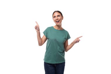 Genç, güzel, esmer, yeşil tişörtlü bir kadın. Elinde beyaz bir arka planda fotokopi alanı var..