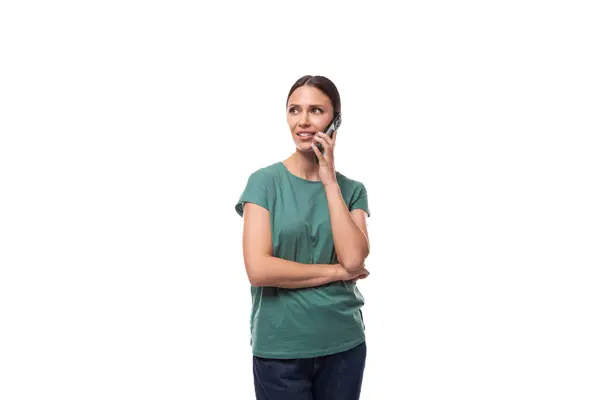 Pretty Young Brunette Woman Green Shirt Speaks Phone — Stock Photo, Image