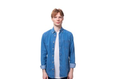 Genç, kızıl saçlı, mavi tişörtlü, beyaz arka planda, fotokopi alanı olan adam..