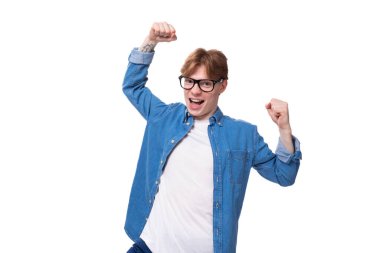 Mavi tişörtlü, beyaz tişörtlü, kırmızı saçlı genç bir Avrupalı 'nın portresi..