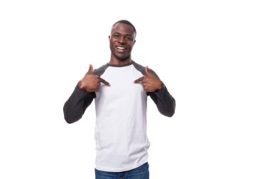 Genç, yakışıklı, kısa saçlı, uzun kollu yazlık ceket giymiş bir Afrikalı..
