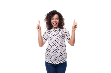 Otantik kıvırcık bir esmerin portresi. Omuz hizasında saçlı, beyaz bir arka planda, fotokopi alanı olan bir bluz giymiş..