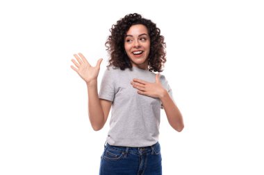 Genç, güzel, esmer, kıvırcık, beyaz arka planda, beyaz pantolonlu, beyaz saçlı, beyaz saçlı kadın..