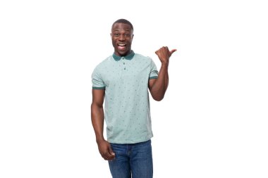 Genç, bakımlı, Afrikalı bir adam. Sıradan giyinmiş, elini yana uzatmış, yer açıyor..