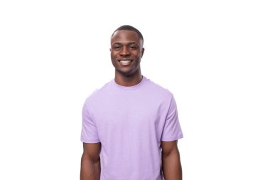 Beyaz arka planda pamuk tişört giymiş genç, karizmatik Amerikalı bir adam..