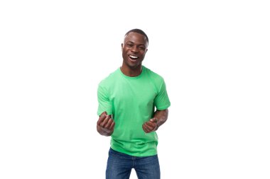 Genç, pozitif, 30 yaşında, sıradan bir tişört ve kot pantolon giymiş Amerikalı bir adam yüksek sesle gülüyor..