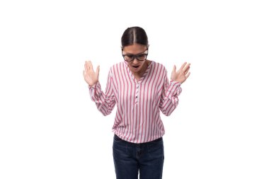 Pembe beyaz bluz ve kot pantolon giymiş genç, şaşkın bir ofis çalışanı..