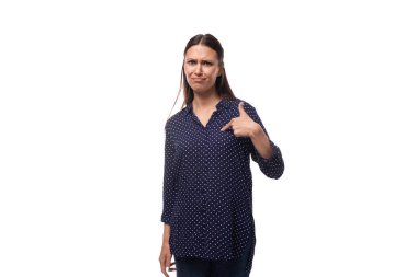 Genç, çekici, pozitif, başarılı, siyah saçlı, mavi bluz giymiş bir kadın..