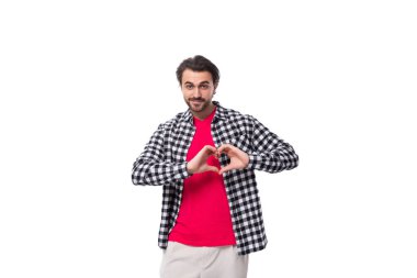 Beyaz arka planda siyah saçlı ve sakallı yakışıklı Avrupalı genç bir adam..