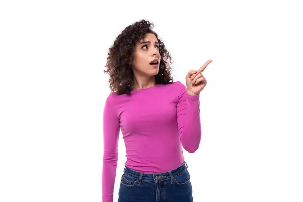 Young Curly Promoter Woman Dressed Lilac Turtleneck Gesturing Her Hands — Stock Photo, Image