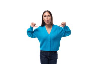 Genç, güzel, esmer, mavi hırka giymiş, beyaz arka planda, fotokopi alanı olan bir kadın..