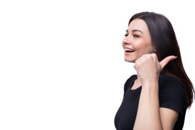 25 yaşında esmer, Avrupa görünümlü komik bir kadın..