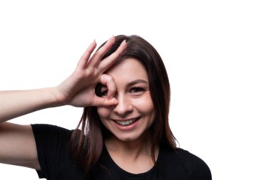 Beyaz arka planda siyah saçlı, esmer, beyaz tenli bir kadın..