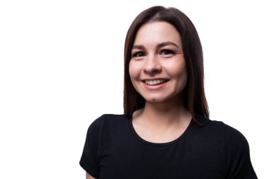 Beyaz arka planda siyah saçlı, beyaz tenli hoş bir genç kadın..