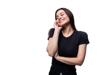 Temel tişört giymiş Avrupalı genç bir kadın. Yakın plan..