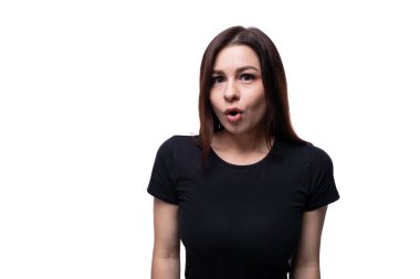 Siyah tişörtlü genç kadın kameraya bakıyor..