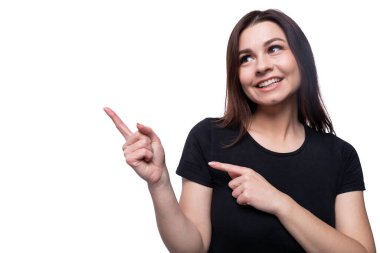 Beyaz bir geçmişi olan siyah tişörtlü güzel bir kadın..