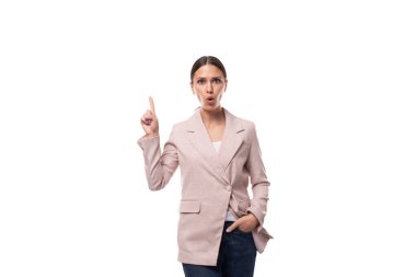 Ceketinde siyah saçlar olan oldukça zayıf genç bir kadın parmağını fotokopi arkaplanda beyaz bir arkaplan üzerinde gösteriyor..