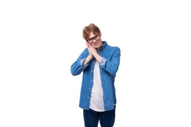 Beyaz arka planda kısa kırmızı saçlı, kısa boylu, beyaz gömlekli, beyaz saçlı, yakışıklı beyaz bir adam..