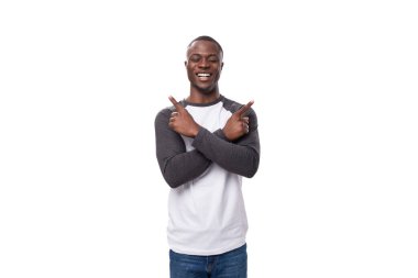 Kısa saçlı, kazak ve kot giyen zeki bir Afrikalı bir adam bir fikir ya da haber iletmek istiyor..